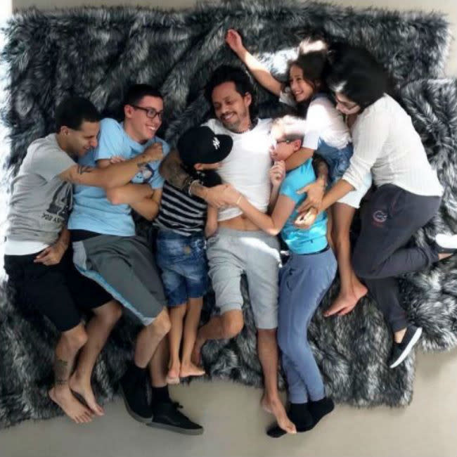 Marc Anthony en una foto compartida por su ex Jennifer Lopez en la que aparece con sus seis hijos credit:Bang Showbiz