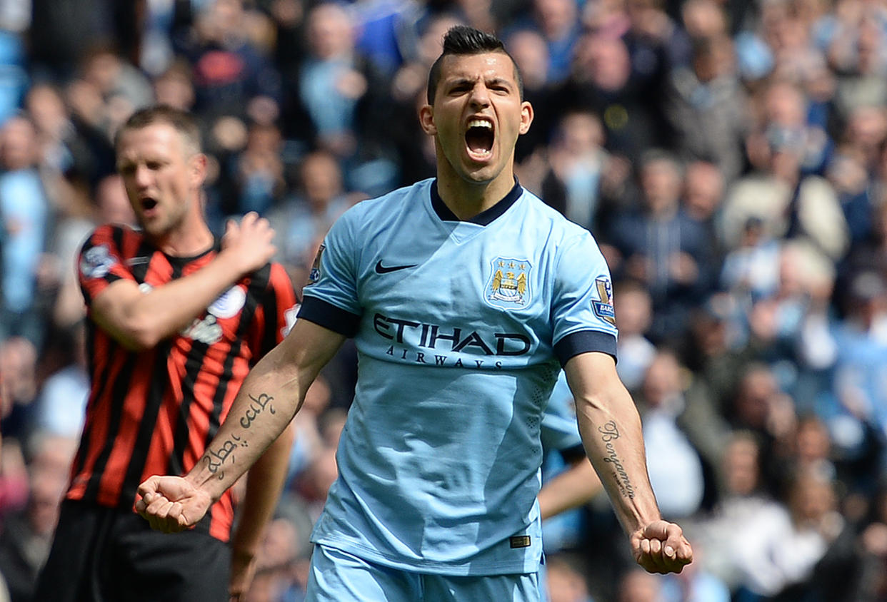 El delantero argentino del Manchester City Sergio Agüero celebra su tercer gol sobre el Queens Park Rangers, en partido de la 36ª jornada de liga inglesa, el 10 de mayo de 2015 en Manchester (AFP | Oli Scarff)