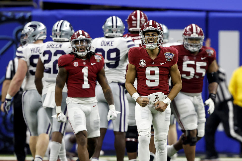 Rozgrywający z Alabamy, Bryce Young (9), reaguje po rzucie podania przyłożenia podczas pierwszej połowy meczu futbolowego Sugar Bowl NCAA przeciwko Kansas State, w sobotę, 31 grudnia 2022 r., w Nowym Orleanie.  (AP Photo/Butch Dill)