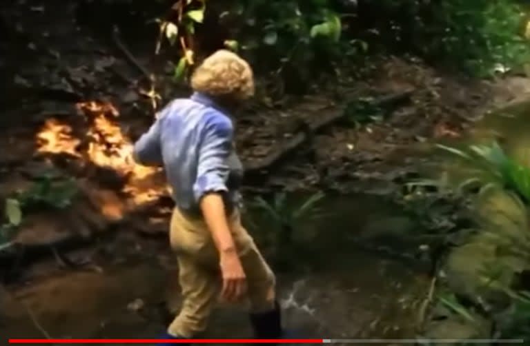 Juliane recreando el recorrido del arroyo que tuvo que hacer durante su odisea en la selva