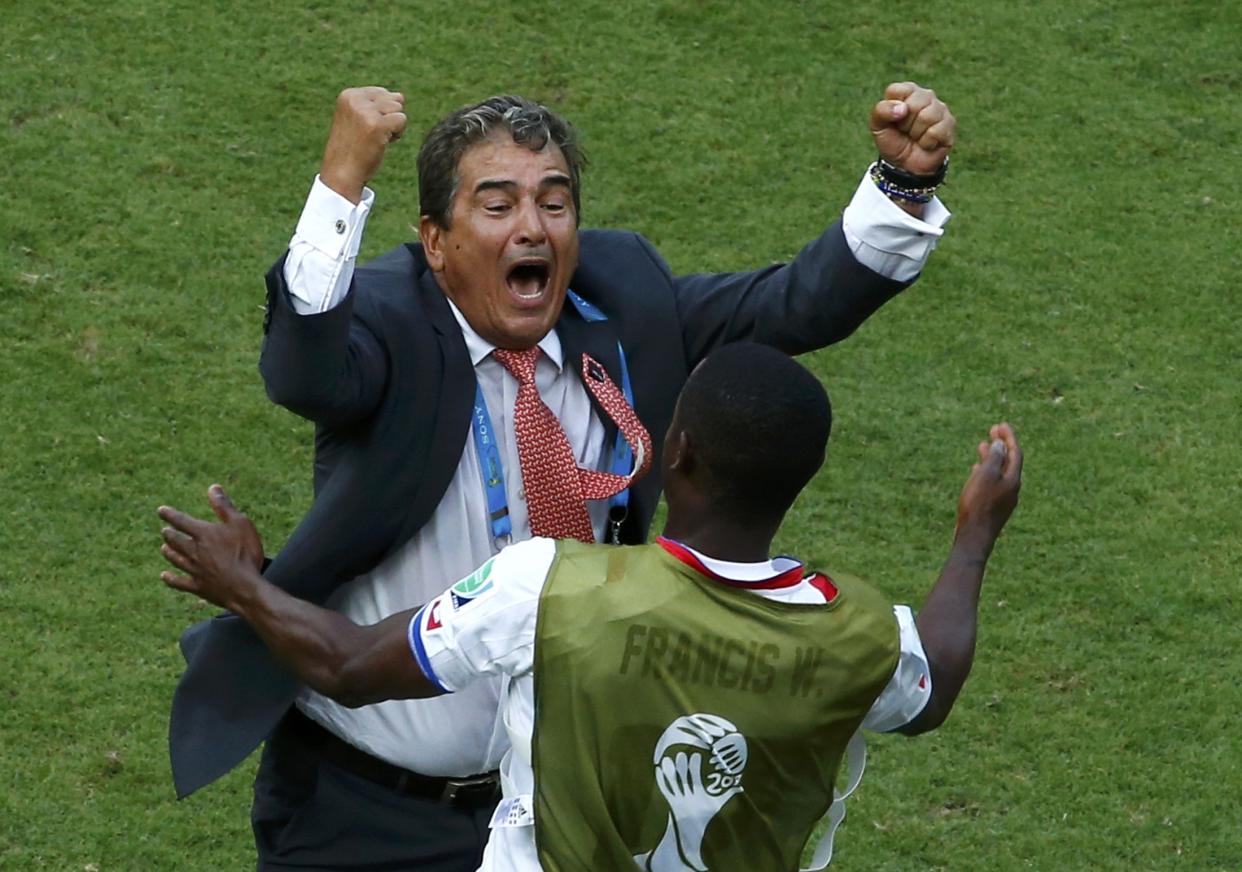 Costa Rica&#39;s coach Jorge Luis Pinto (L) celebrates with a teammate after winning their 2014 World Cup Group D soccer match against Italy at the Pernambuco arena in Recife June 20, 2014. REUTERS/Ruben Sprich (BRAZIL - Tags: SOCCER SPORT WORLD CUP) TOPCUP