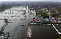 Según las autoridades de Tailandia, las inundaciones provocadas por las tormentas tropicales que comenzaron en julio han afectado a un total de 2.057 poblaciones en ocho provincias del sur, donde las calles han desaparecido por completo. También colegios, comercios, viviendas... (Paula Bronstein/Getty Images)