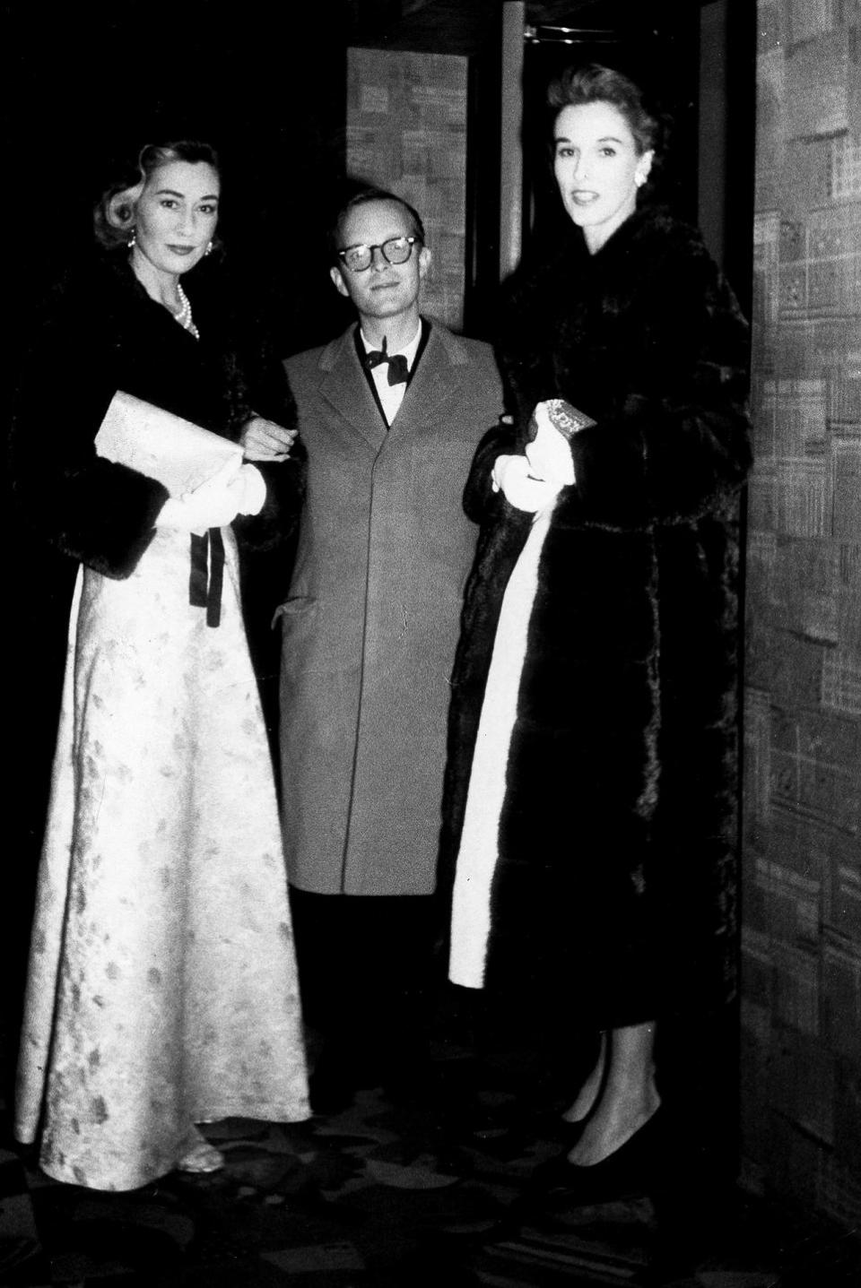 author truman capote holding hands between his friends gloria guinness and barbara paley