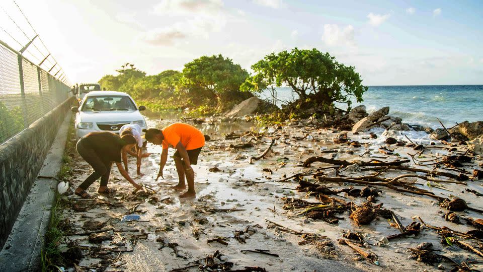 Überschwemmungen und Trümmer der Flut bedecken am 6. Dezember 2021 die Straße zum Flughafen in Majuro, der Hauptstadt der Marshallinseln. – Chewy Lin/AFP/Getty Images/File