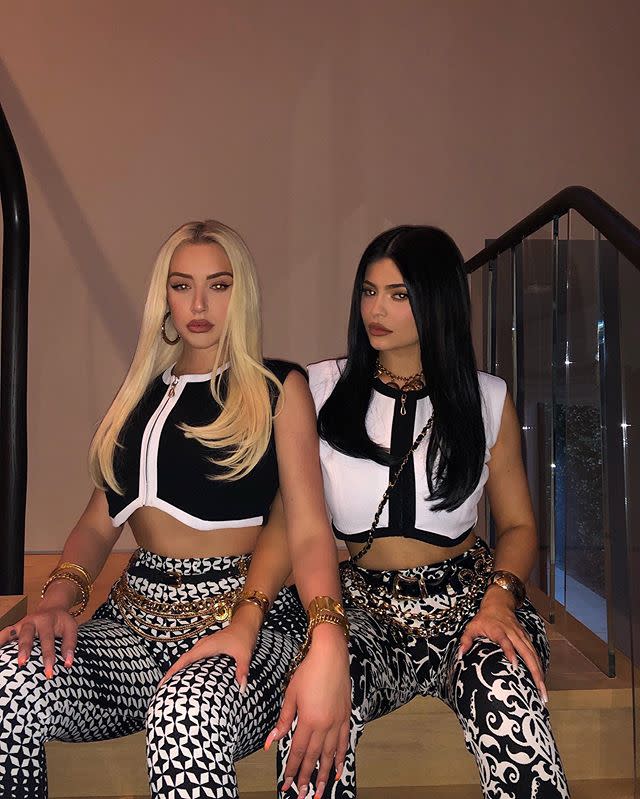 <p>The duo's black-and-white ensembles and identical gold chain belts give off some real yin-and-yang vibes. </p>