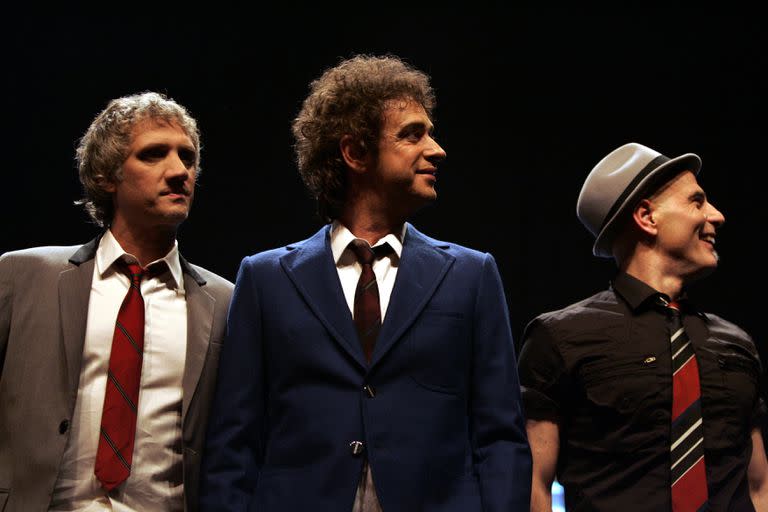 Charly Alberti, Gustavo Cerati y Zeta Bosio posan para una foto durante una conferencia de prensa en Buenos Aires el 20/9/2007