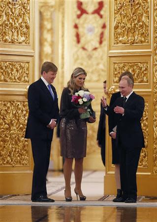 Netherlands' King Willem-Alexander (L) and Queen Maxima (C) meet Russian President Vladimir Putin in Moscow November 8, 2013. REUTERS/Yuri Kochetkov/POOL