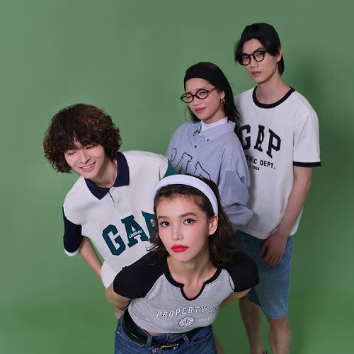 Gap「復古休閒Modern Preppy系列」保留經典校園美式風格，推出撞色單品、運動套裝成出遊時尚聖品。（圖／品牌業者提供）