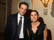 Dans les années 90, Olivier Sarkozy dit "oui" à Charlotte Bernard. Le mariage est célébré par le maire de Neuilly-sur-Seine qui n’est autre que… Nicolas Sarkozy, son demi-frère et futur président de la France. Avec son épouse agrégée d’Histoire et auteure de livre pour enfants, il part s’installer à New York où naissent Julien, en 2001, et Margot, en 2003. La famille vit dans un loft-musée de 800 m² et fréquente le gotha de Manhattan. Mais le vernis du tableau de la parfaite socialite family s’effrite, en 2010, lorsque le couple divorce de manière "houleuse", comme le rapporte le magazine <em>Elle</em>. Le "New French Lover", ainsi surnommé par la presse anglo-saxonne, se met à écumer les lieux branchés de la Grosse Pomme. Il entame une liaison avec Stella Schnabel, la fille du cinéaste Julian ( qui a 15 ans de moins que lui), mais leur idylle ne dure pas.