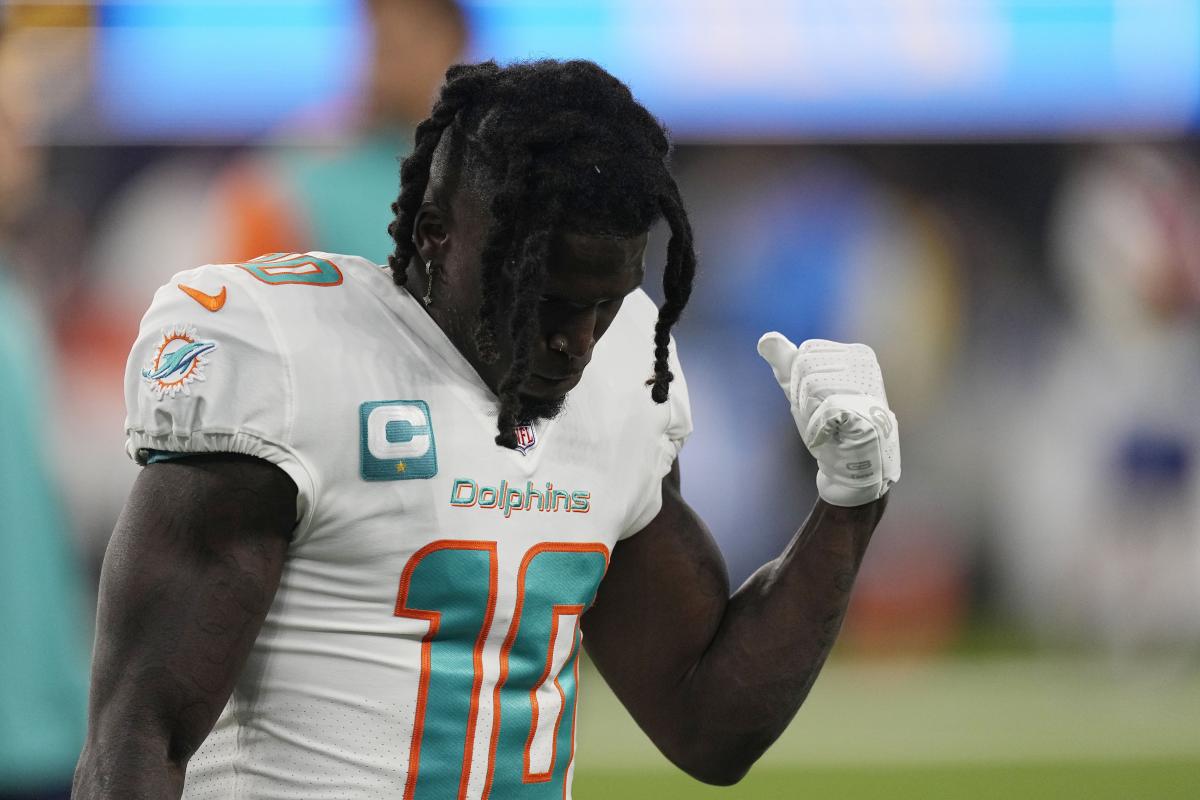 Tyreek Hill établit le record de verges sur réception des Dolphins de Miami contre les Chargers de Los Angeles