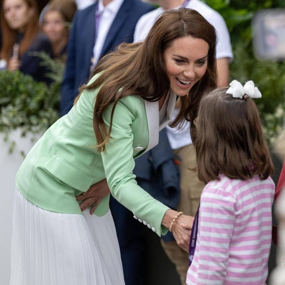 凱特王妃抵達溫布頓球場，親切與小朋友握手。（翻攝Wimbledon臉書）