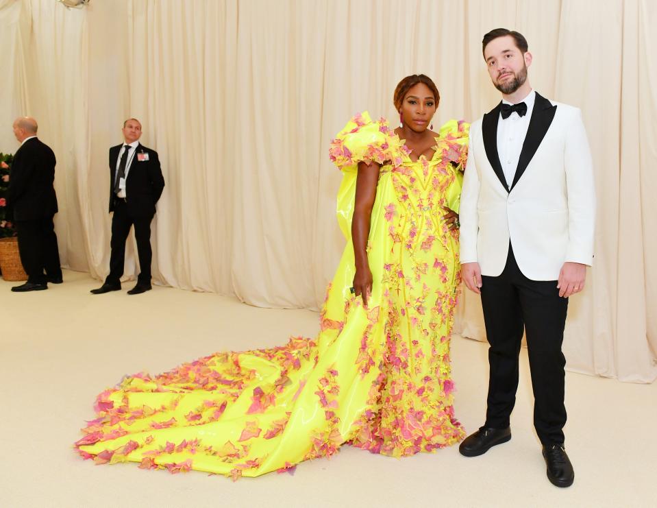 <h1 class="title">Serena Williams in Versace wearing De Grisogono jewelry and Alexis Ohanian</h1><cite class="credit">Photo: Getty Images</cite>