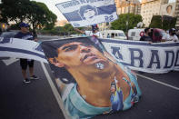 Hinchas despliegan mantas alusivas a Diego Maradona en el centro de Buenos Aires, el miércoles 25 de noviembre de 2020, día en que murió el exastro (AP Foto/Victor Caivano)
