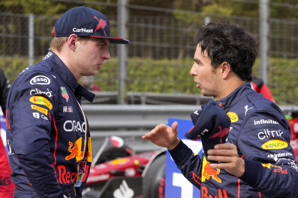 Los pilotos de Red Bull Max Verstappen y Sergio 'Checo' Pérez (AP/Luca Bruno)