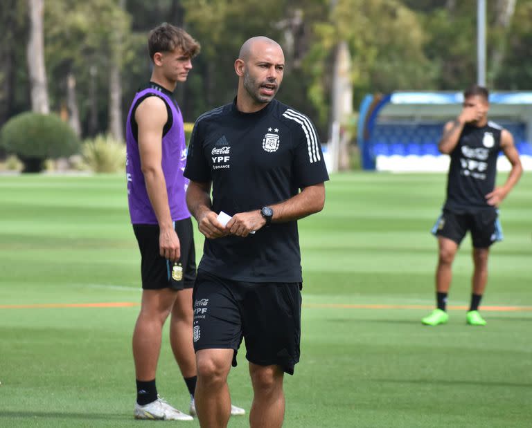 Mascherano, durante una de las prácticas en Ezeiza con el seleccionado argentino Sub 20; en los próximos días se reencontrará con los jugadores