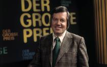 Erinnerung an eine Zeit, als beim Fernsehen noch alle zuguckten: Moderator Wim Thoelke führte durch 219 Ausgaben der Quizshow "Der große Preis", die auch durch die von Loriot gezeichneten Figuren Wum ("Thöööölke!") und Wendelin zum TV-Klassiker wurde. Seine Karriere hatte Thoelke indes bei einer anderen Sendung begonnen ... (Bild: Arthur Grimm/United Archives via Getty Images)