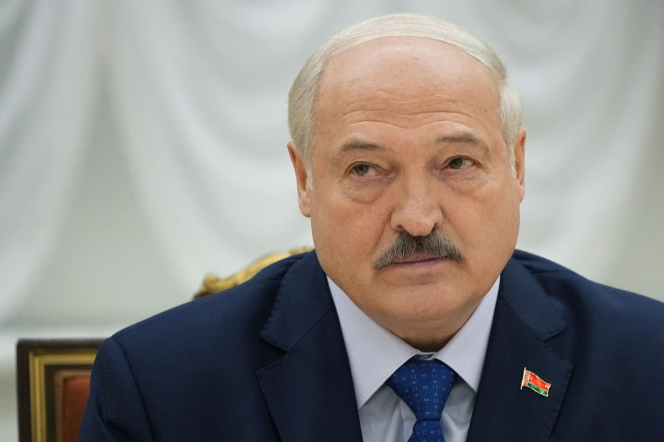 El presidente bielorruso Alexander Lukashenko atiende preguntas durante una reunión con corresponsales extranjeros en Minsk, Bielorrusia, el jueves 6 de julio de 2023. (AP Foto/Alexander Zemlianichenko)