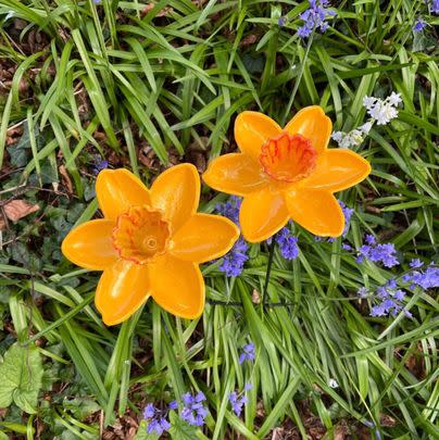 Get these gorgeous daffodil bird feeders for a Gran who loves her garden