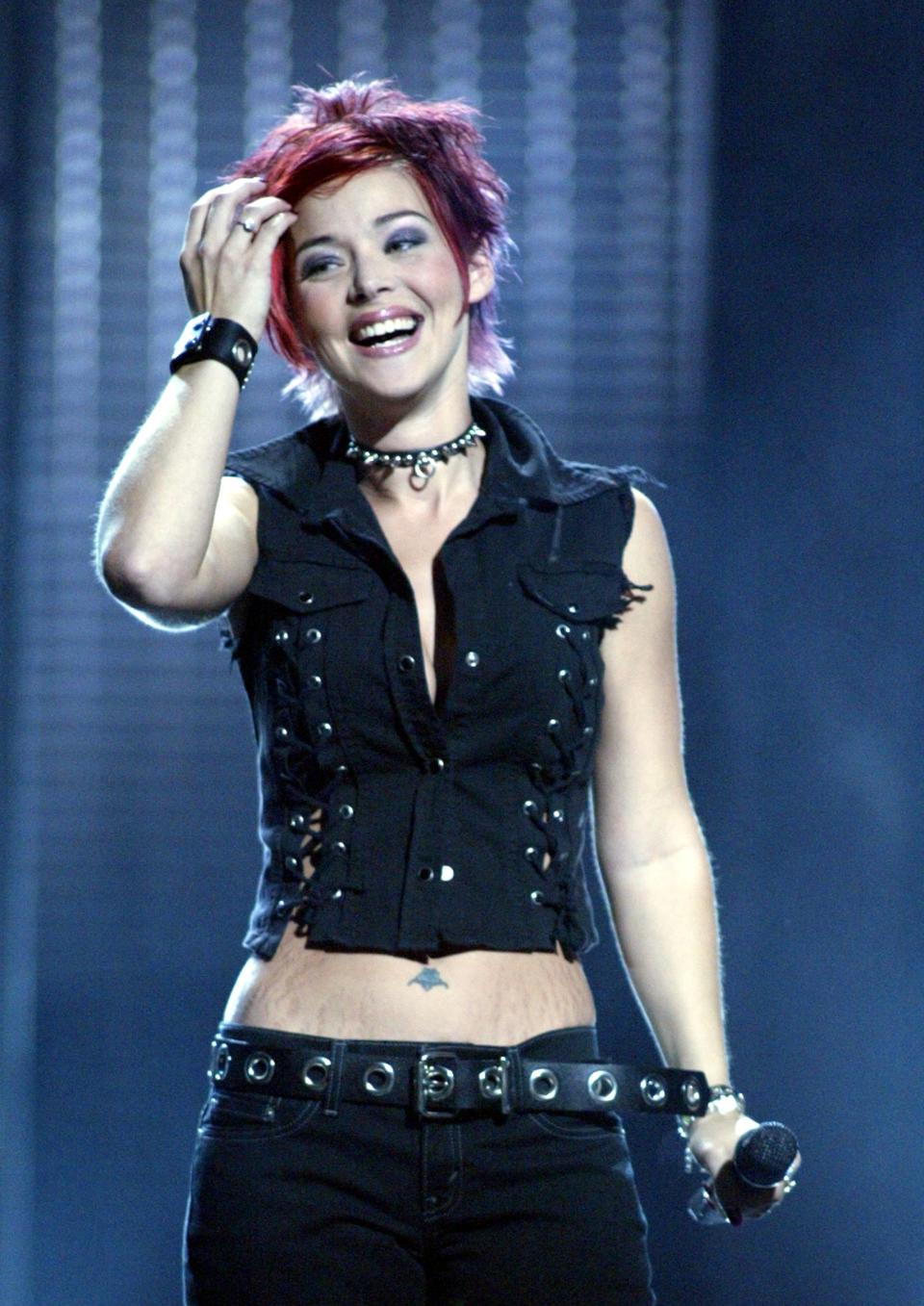 Nikki McKibbin performs during the "American Idol in Vegas" concert at the MGM Grand Garden Arena September 18, 2002 in Las Vegas, Nevada. (Photo by Ethan Miller/Getty Images)