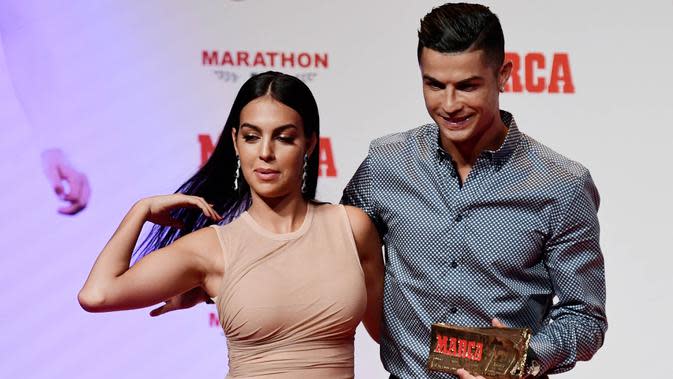 Cristiano Ronaldo bersama kekasihnya, Georgina Rodriguez, berpose usai menghadiri acara penghargaan Marca di Madrid, Spanyol (29/7/2019). (AFP/Javier Soriano)
