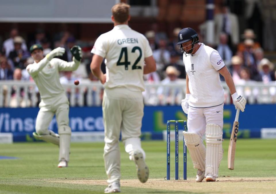 Alex Carey throws the ball at the stumps to run out Jonny Bairstow