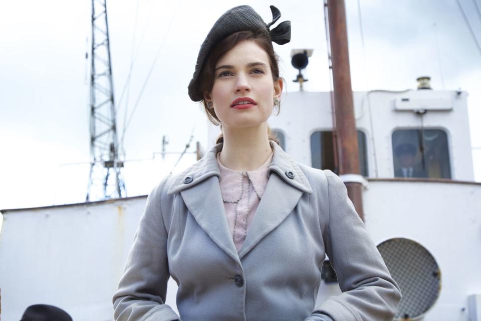 13) The Gurnsey Literary and Potato Peel Pie Society