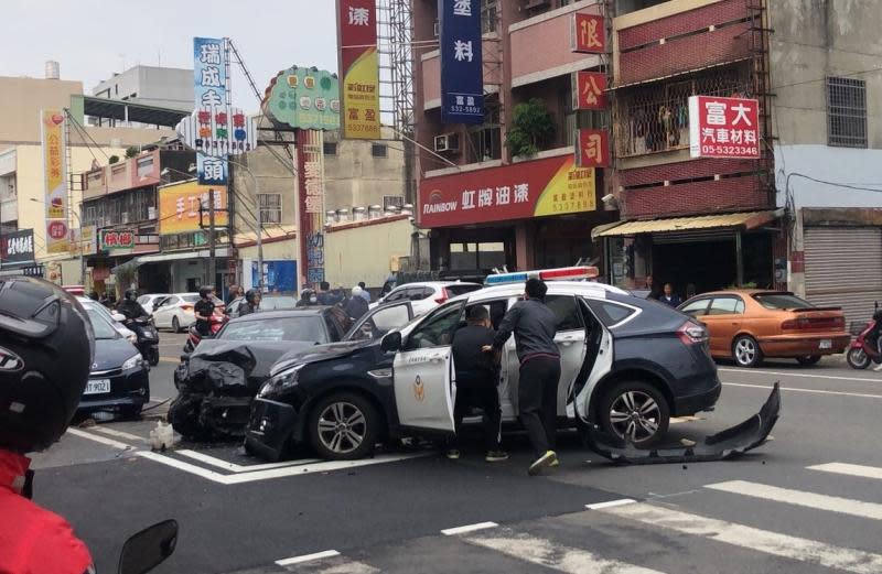 ▲雲林縣雲林路二段通緝犯衝撞到多輛行駛的轎車，才停止警匪追逐戰。（圖／記者簡勇鵬攝，2020.04.06）