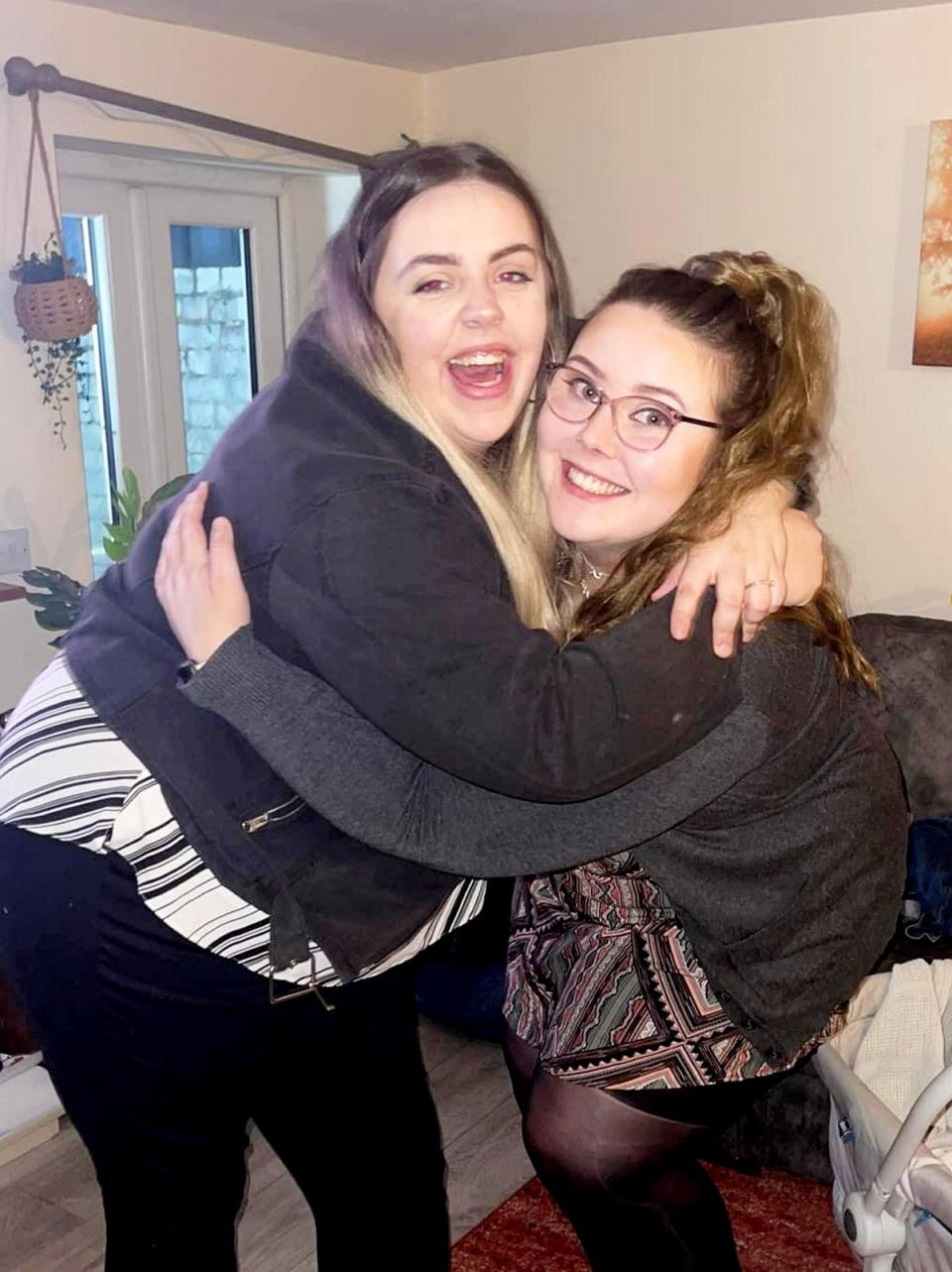 Chloe Quick who was put in a medically induced coma after having surgery for a gastric sleeve in Turkey - Pictured with friend Leah Mattson (Leah Mattson/Quick Family/SWNS)