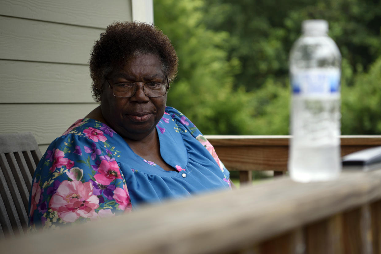 Una residente de Houston de edad avanzada se sienta en el porche de su hogar, que no tiene aire acondicionado, durante una tarde muy calurosa, el 7 de julio de 2023. (Callaghan O’Hare/The New York Times)
