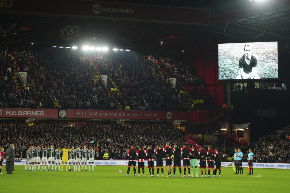 La imagen de Bobby Charlton, excapitán de Inglaterra, aparece en la pantalla gigante en Sheffield, tras la noticia de su deceso y antes de un partido ante el Manchester United, el sábado 21 de octubre de 2023 (AP Foto/Jon Super)