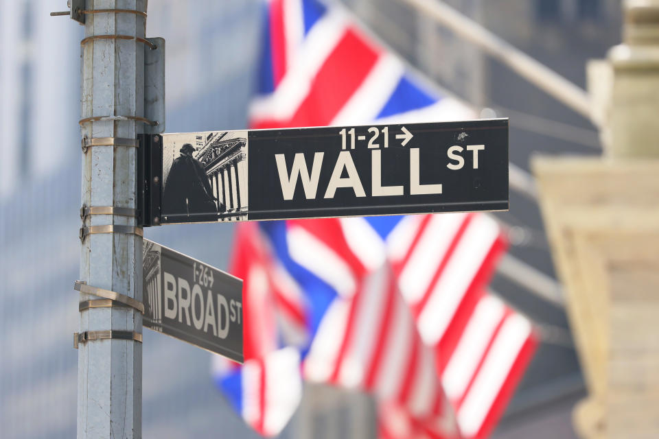 NEW YORK, NEW YORK - 13 SEPTEMBER: Tanda jalan Wall Street terlihat di Bursa Efek New York selama perdagangan sore pada 13 September 2022 di New York City. Saham AS dibuka lebih rendah hari ini dan ditutup sangat rendah dengan Dow Jones turun lebih dari 1,200 poin setelah rilis laporan inflasi yang menunjukkan harga naik lebih dari yang diharapkan pada bulan lalu. Indeks Harga Konsumen yang dirilis oleh Biro Statistik Tenaga Kerja menunjukkan harga naik 8.3% selama tahun lalu, di mana para ekonom telah memperkirakan kenaikan 8.1%. (Foto oleh Michael M. Santiago/Getty Images)