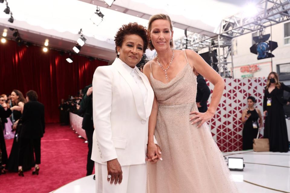 HOLLYWOOD, CALIFORNIA - MARCH 27: (L-R) Wanda Sykes and Alex Sykes attend the 94th Annual Academy Awards at Hollywood and Highland on March 27, 2022 in Hollywood, California. (Photo by Emma McIntyre/Getty Images)