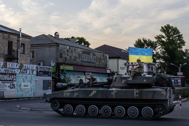 Soldados ucranianos suben a un tanque a través de una calle en Pokrovsk, en la región de Donetsk en el este de Ucrania, el viernes 8 de julio de 2022. (AP Foto/Nariman El-Mofty)