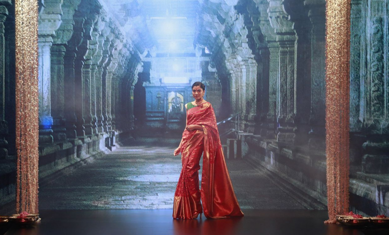 <p>Ein Model präsentiert die Kollektion von Santosh Parekh bei der Lakme Fashion Week im indischen Mumbai. (Foto: Rafiq Maqbool/ AP)</p>