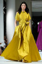 <p>El diseñador francés también mostró mucho color en su colección otoño-invierno 2018/2019, y este vestido Amarillo lo demuestra. Foto: Thierry Chesnot/Getty Images. </p>