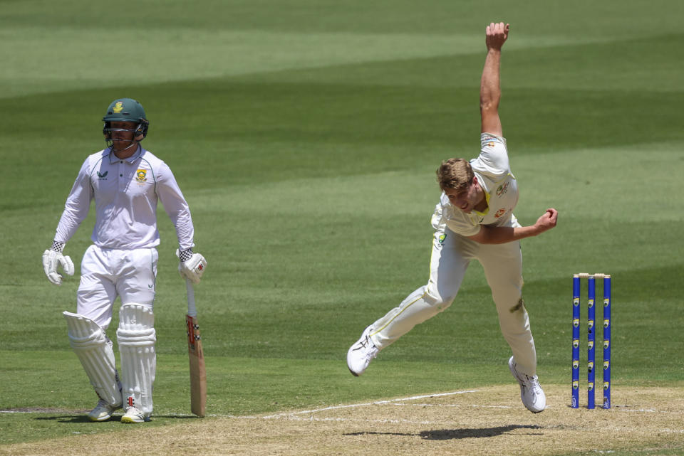 Australia's Cameron Green bowls during the second cricket test between South Africa and Australia at the Melbourne Cricket Ground, Australia, Monday, Dec. 26, 2022. (AP Photo/Asanka Brendon Ratnayake)