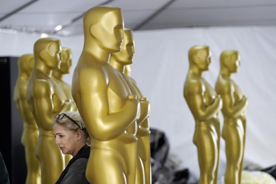 Antje Menikheim, izquierda, principal artista de pintura de la 95a entrega de los Premios de la Academia, inspecciona estatuillas de los Oscar el miércoles 8 de marzo de 2023, cerca del Teatro Dolby en Los Angeles. (Foto AP/Chris Pizzello)