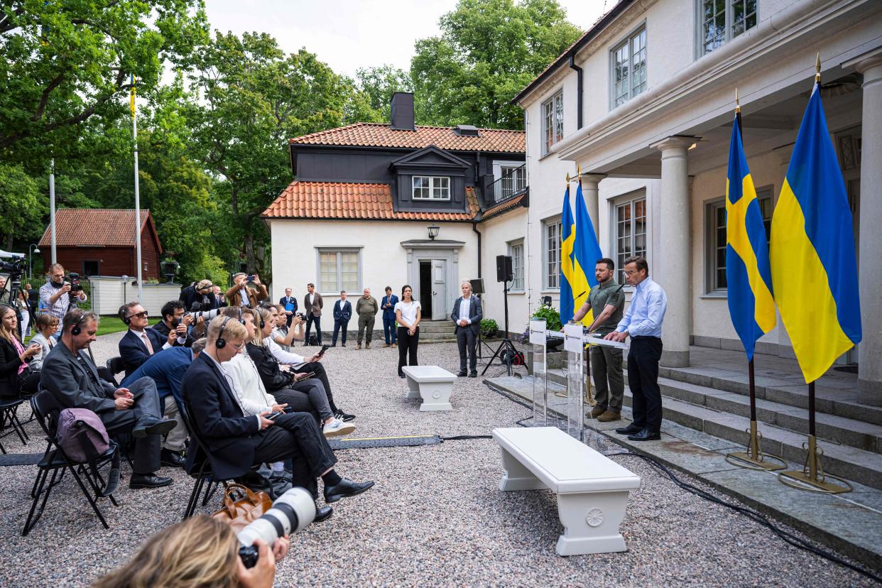 Ukrainian President Volodymyr Zelensky (L) and Swedish Prime Minister Ulf Kristersson hold a joint press conference (AFP via Getty Images)