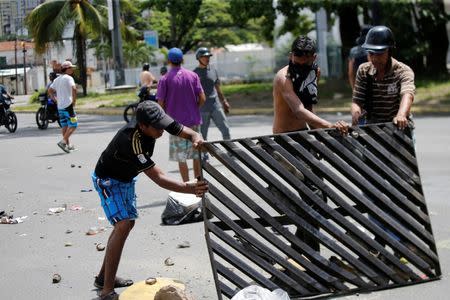 Demonstrators build barricades while rallying against Venezuela's President Nicolas Maduro's government in Valencia, Venezuela August 6, 2017. REUTERS/Andres Martinez Casares