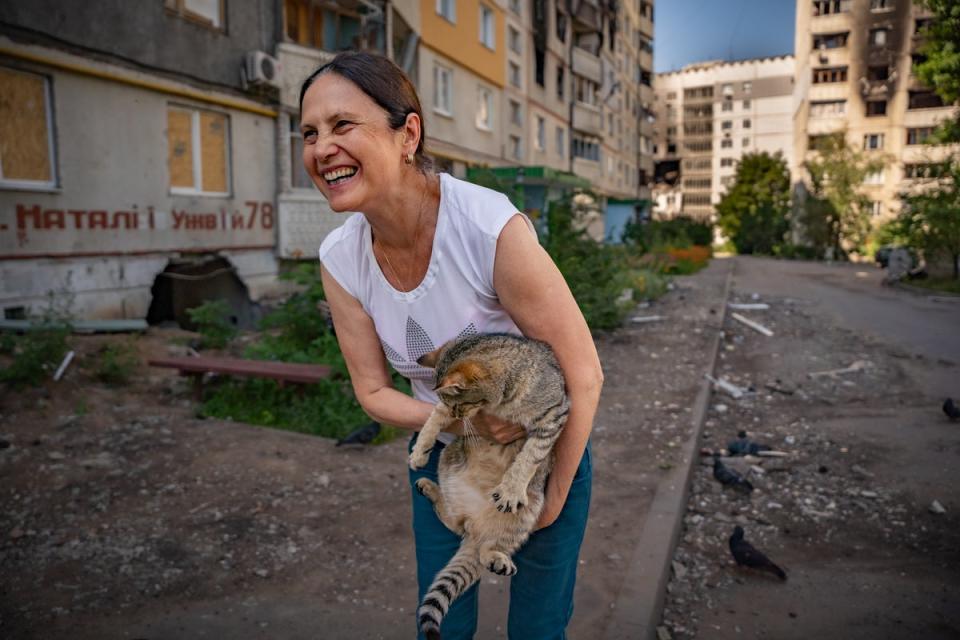 Olina dice que muchas personas se han visto obligadas a volver a la ciudad, a pesar de su estado, porque no pueden pagar los alquileres en otros lugares (Bel Trew)