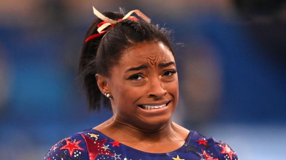 Simone Biles hace un gesto después de completar su rutina en los Juegos de Tokio 2020