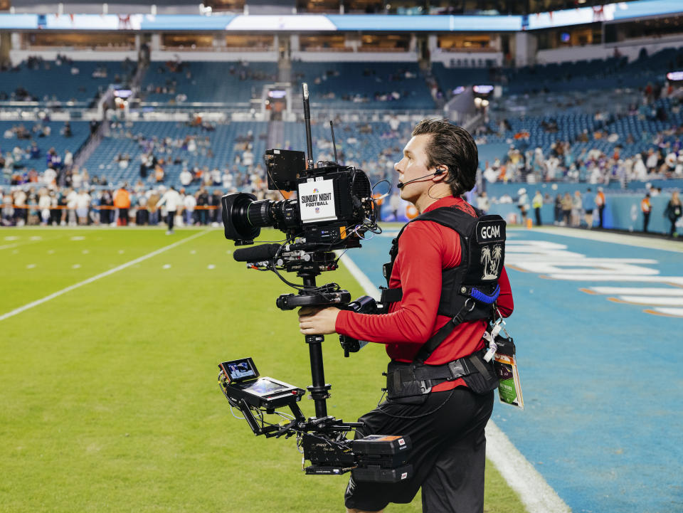 Un operador de cámara durante el partido de la NFL entre los Dolphins de Miami y los Buffalo Bills en el Hard Rock Stadium de Miami Gardens, Florida, el 7 de enero de 2024. (Alfonso Durán/The New York Times)