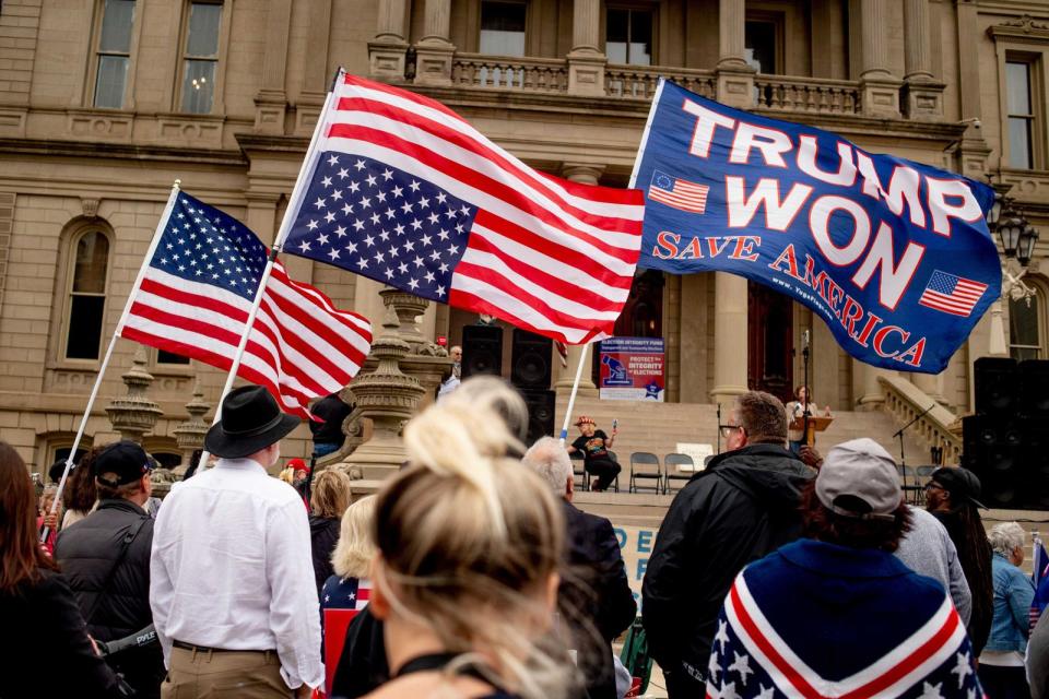 Trumps Fans lassen nicht locker. Hier treffen sie sich zu einer Kundgebung im Oktober 2021 vor dem Capitol in Lansing, Michigan, um wiederum für Neuwahlen zu demonstrieren. (Bild: ZDF / Jake May)