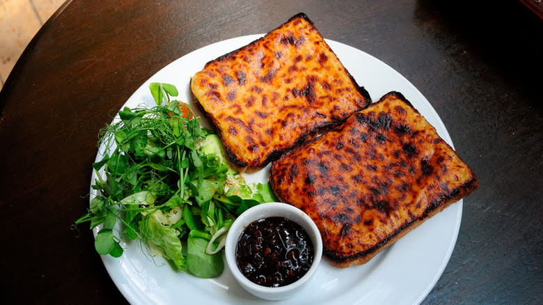 Le Welsh with salad