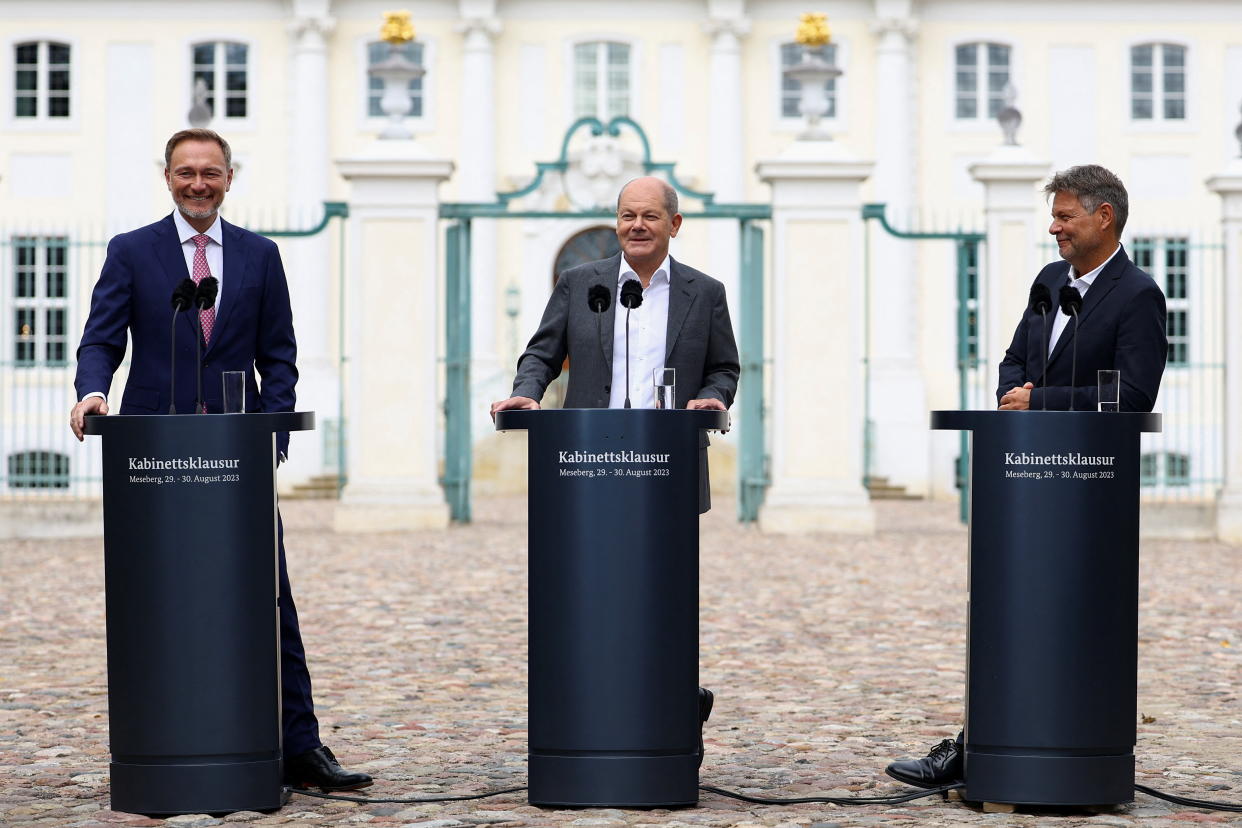 Sollen sich eigentlich lieb haben: FDP-Chef Christian Lindner (links), Kanzler Olaf Scholz (Mitte) und Grünenvertreter Robert Habeck auf Schloss Meseberg im August 2023 (Bild: REUTERS/Lisi Niesner)