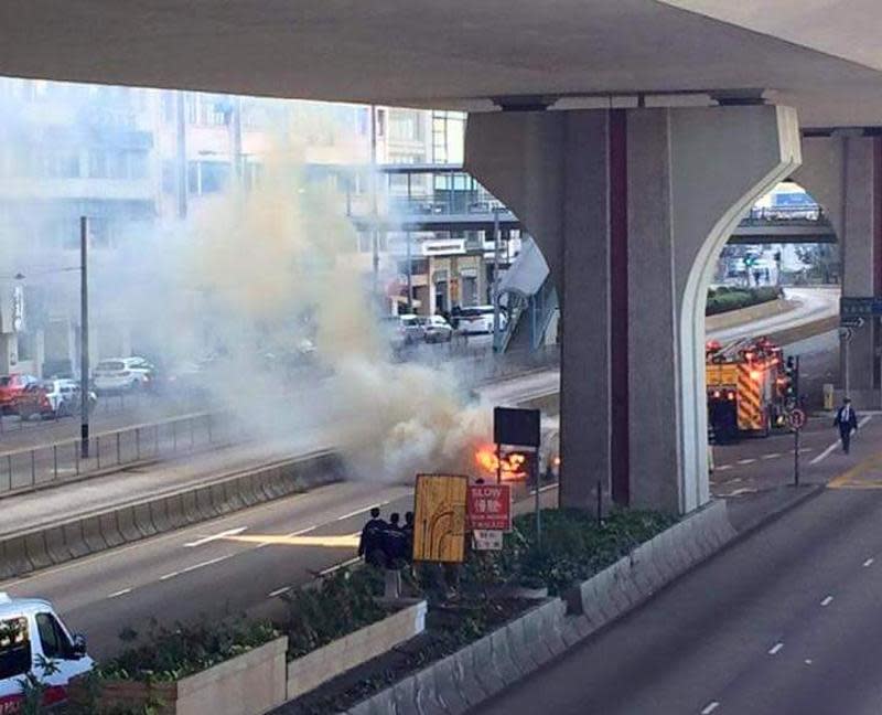 上環私家車疑機件過熱冒煙起火