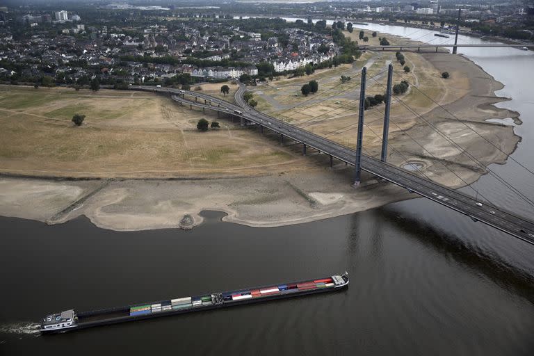 Un barco de mercancías navega por el Rin en Dusseldorf, Alemania, el lunes 15 de agosto de 2022. El nivel de agua en el Rin ha batido un récord debido a la sequía. (Federico Gambarini/dpa via AP)