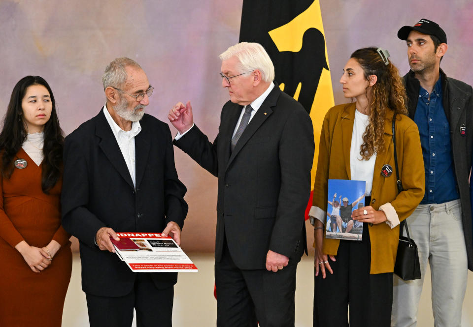 Bundespräsident Frank-Walter Steinmeier (M) unterhält sich im Schloss Bellevue mit den Familienangehörigen von nach Gaza verschleppten deutsch-israelischen Bürgern. (Bild: Soeren Stache/dpa)