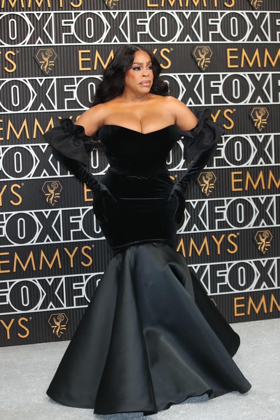 Niecy Nash-Betts oozed glamour at the Emmys.