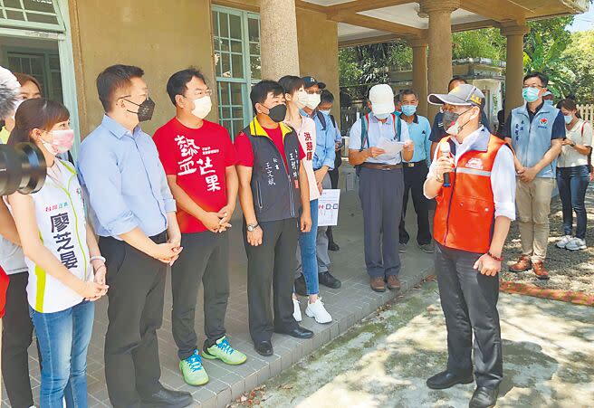 台灣鐵路管理局副局長馮輝昇（右），昨天上午簡報舊山線復駛計畫的相關期程與進度。（陳世宗攝）